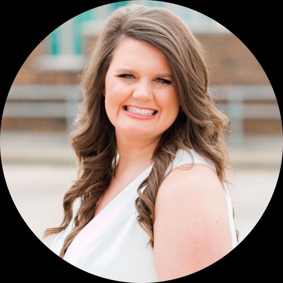 Profile Picture of Jordyn White (@jssmith96) on Poshmark