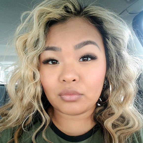 Profile Picture of Victoria Keomany (@vkeomany) on Poshmark