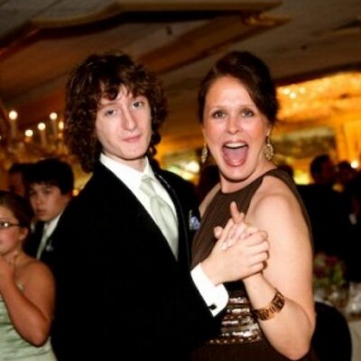 Profile Picture of Elise Schneider (@igotmombrain) on Twitter