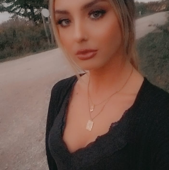 Haley Van den busch - Poshmark Profile Picture of Haley Van den busch (@haleyvdb) on Poshmark