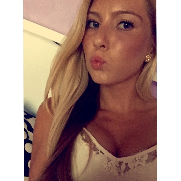 Profile Picture of Emily Bushway (@emily_1121) on Poshmark