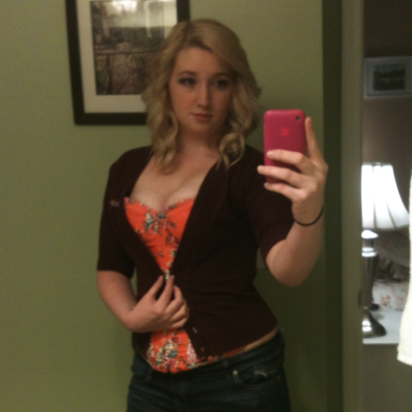 Profile Picture of Julie Donlon (@julienation) on Poshmark