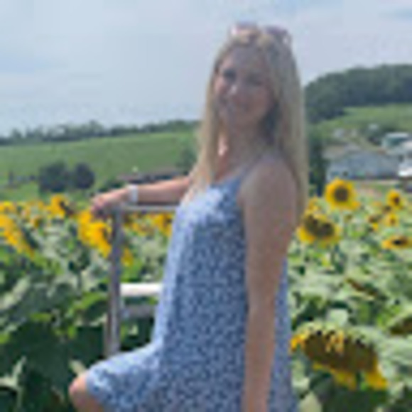 Profile Picture of Julia Reitler (@juliareit98) on Poshmark