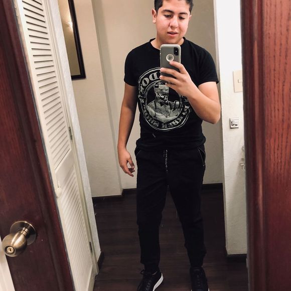 Profile Picture of Julian alberto Navarro (@jang506) on Poshmark