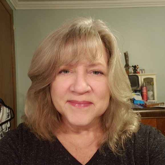 Profile Picture of Sara Yakubik (@sarayakubik) on Poshmark