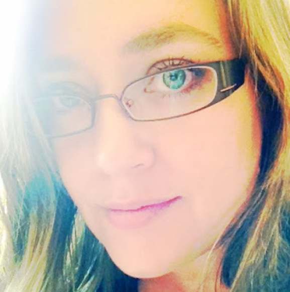 Profile Picture of Darla Sharp (@darlasharpphoto) on Poshmark