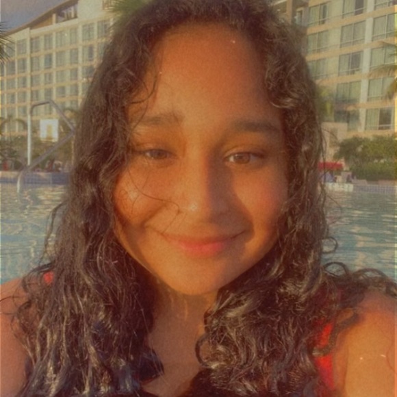 Carla Cruces - Poshmark Profile Picture of Carla Cruces (@karlyshay96) on Poshmark