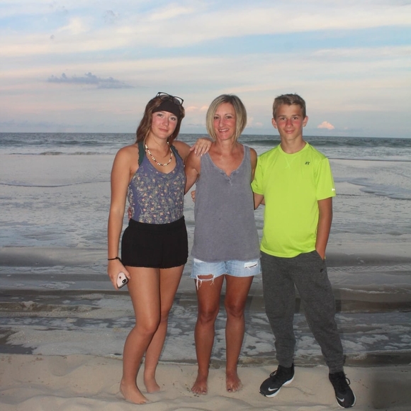 Profile Picture of Bobbie Mccarty weyant (@bobbiern1) on Poshmark