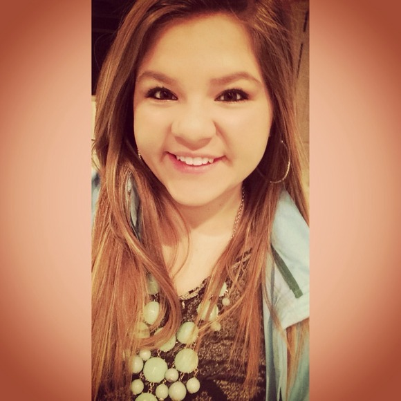 Profile Picture of Tori Richards (@vrich98) on Poshmark