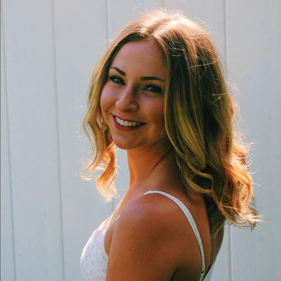 Profile Picture of Hannah Schaffert (@hannah_janeen) on Poshmark