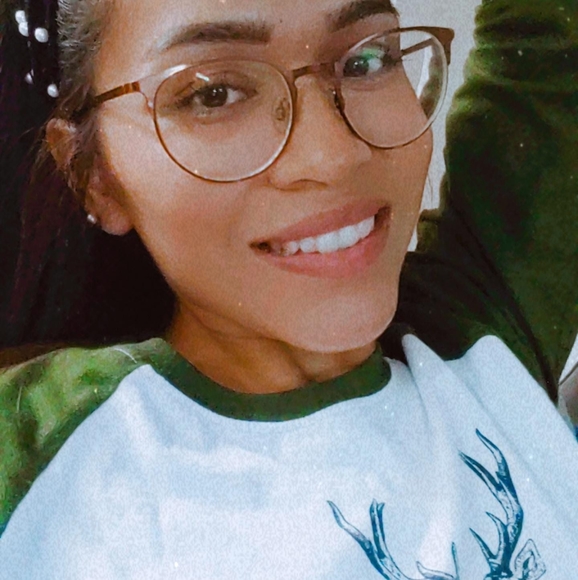 Profile Picture of Cuèllar Flor (@florcuellar037) on Poshmark