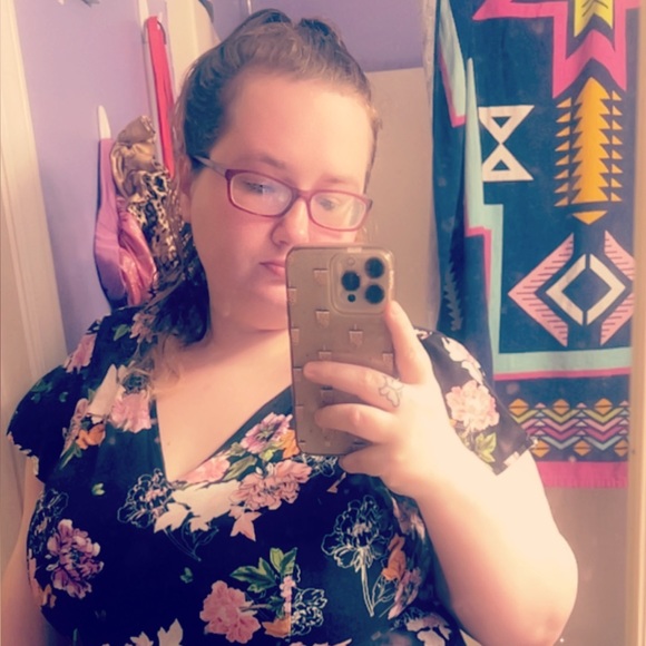 Profile Picture of Laura Spaugh (@lauraaspaugh) on Poshmark