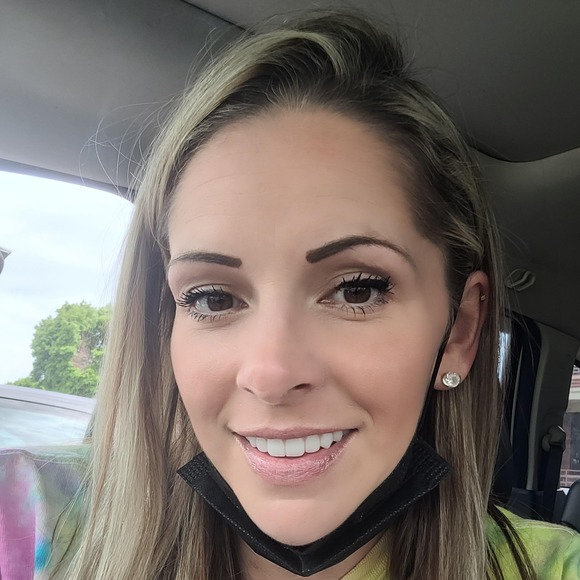 Profile Picture of Nikki Maves (@mavesnm) on Poshmark