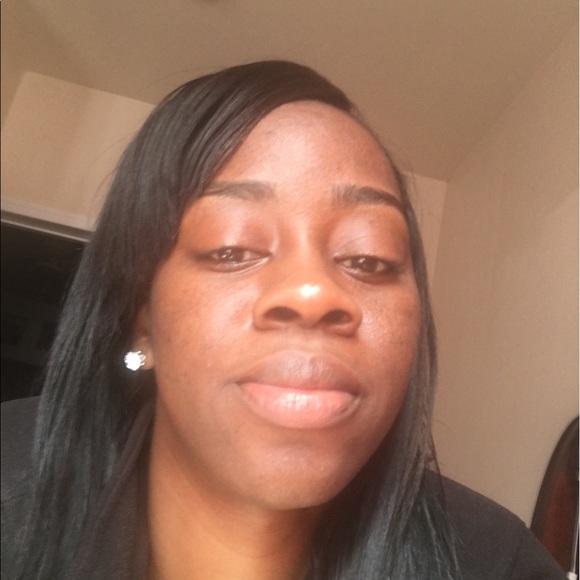 Profile Picture of Nikki Mouzone (@nikkimouzone) on Poshmark