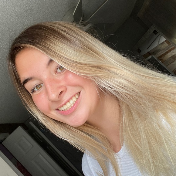 Profile Picture of Jillian Tomsick (@jillian_1223) on Poshmark