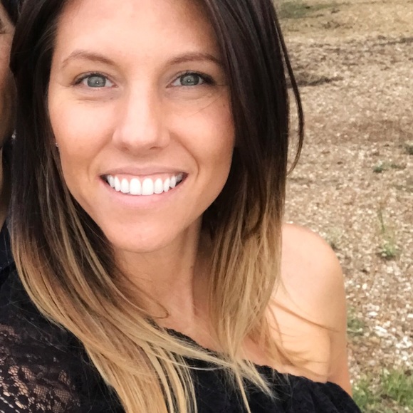Profile Picture of Amanda Cogdill (@aaj515) on Poshmark