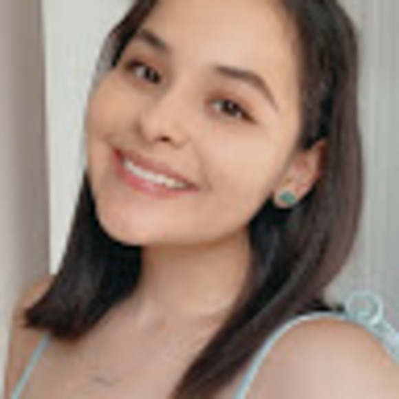 Profile Picture of Jessenia Loera (@jesseeeniaa) on Poshmark