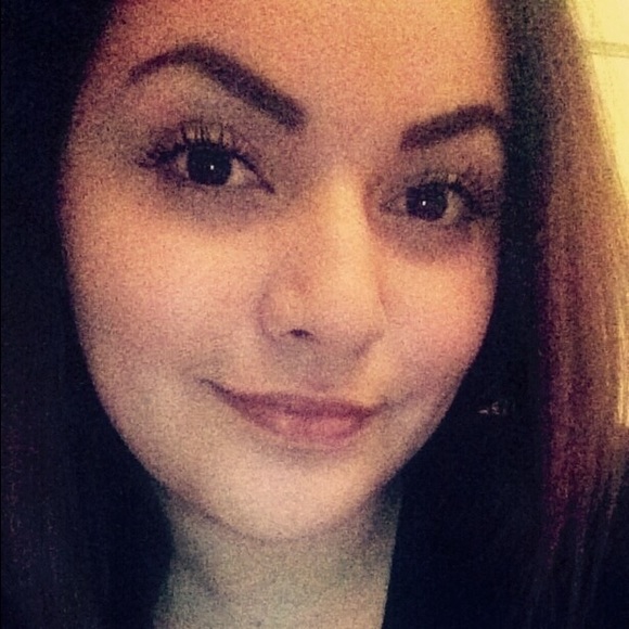 Profile Picture of Crystal Lora (@crystalxlora) on Poshmark