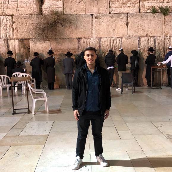 Profile Picture of Daniel Salim (@danielsalim) on Poshmark