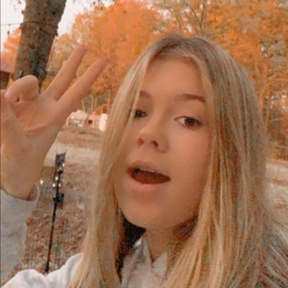 Profile Picture of Allie Fraunfelter (@afraunfelter) on Poshmark