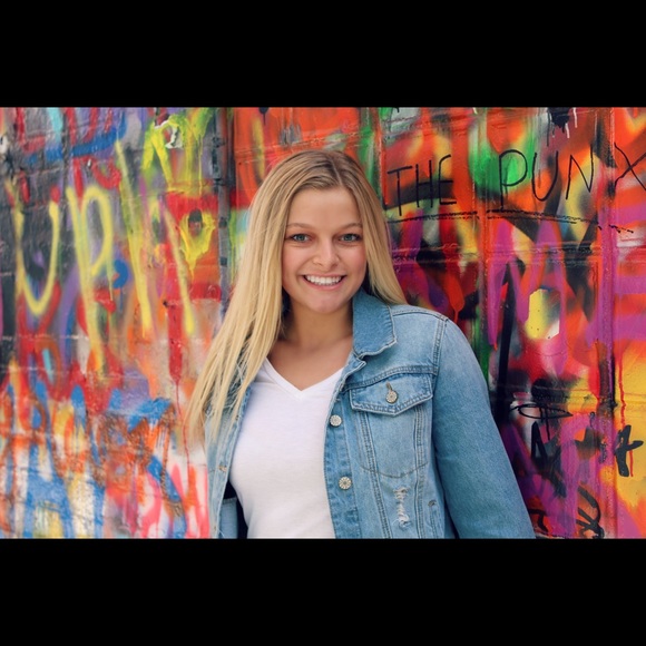 Profile Picture of Kendra Keefer (@kendrakeefer2) on Poshmark