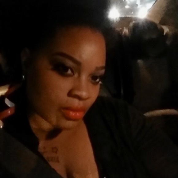 Profile Picture of Dee Chambers (@dchambers85) on Poshmark