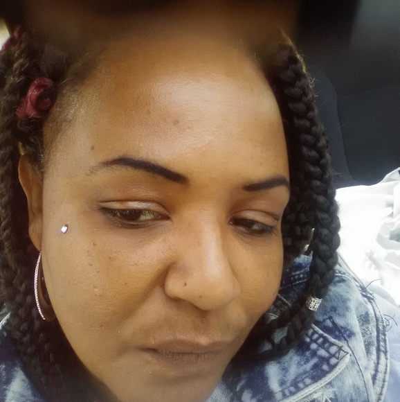 Profile Picture of Lynn Stokley (@sthbyapts) on Poshmark