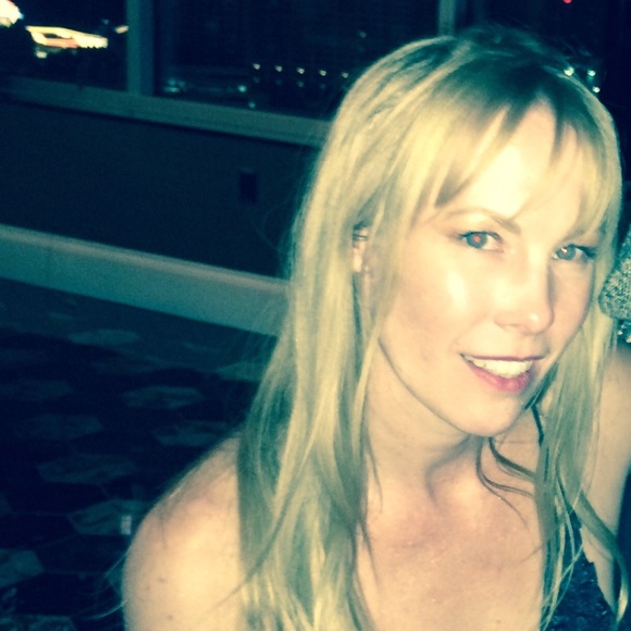 Profile Picture of Andrea Posey (@adivadesign) on Poshmark
