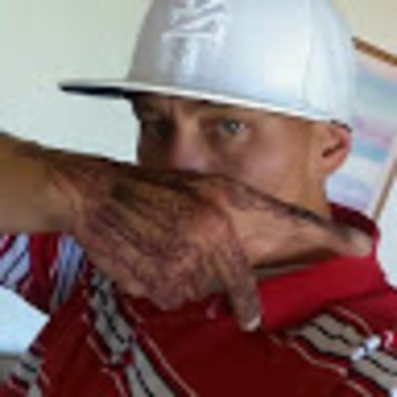 Profile Picture of Brandon Howell (@brandonhowel946) on Poshmark