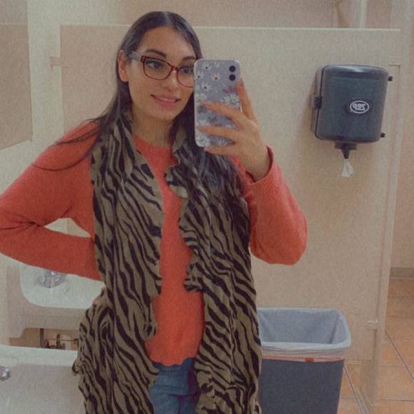 Profile Picture of Itzel Garcia (@itzelgarciaxoxo) on Poshmark