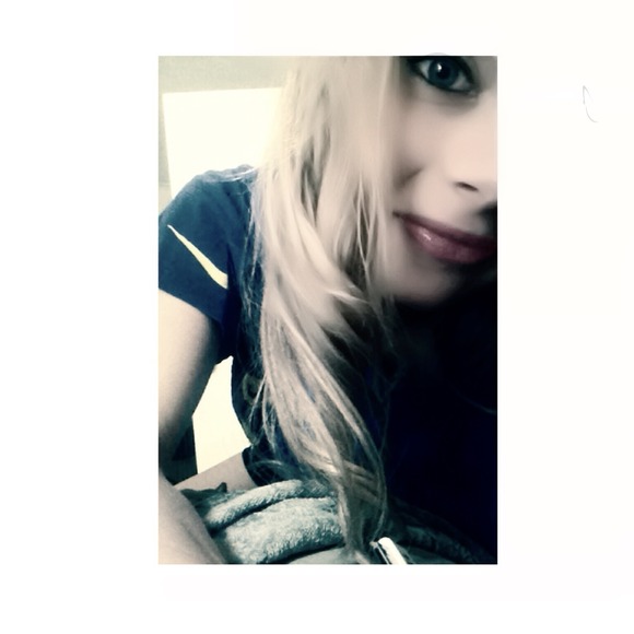 Profile Picture of Sara Fatigate (@sara12344) on Poshmark