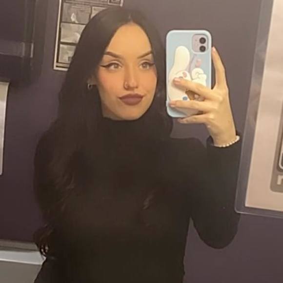 Shelby Balay - Poshmark Profile Picture of Shelby Balay (@shelbymeows) on Poshmark