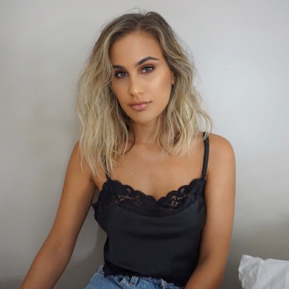 Profile Picture of Candace Mackoul (@candacebrunette) on Poshmark