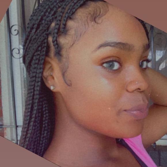 Profile Picture of Mariah Teneyck (@layla_monroe) on Poshmark