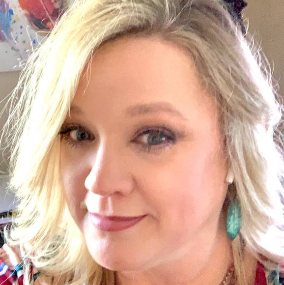 Profile Picture of Dani Harris (@danidarlyn) on Poshmark