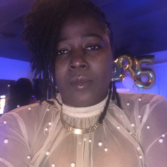 Profile Picture of Shawna Witter (@shawnawitter) on Poshmark