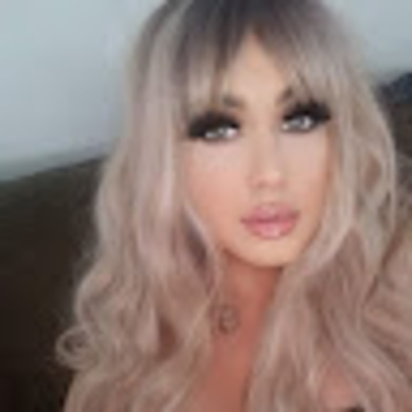 Profile Picture of Shawna Reardon (@shawnareardo208) on Poshmark