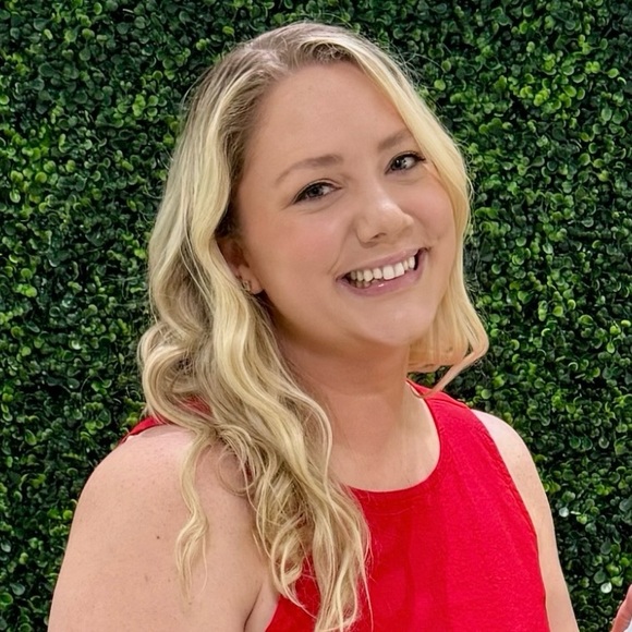 Profile Picture of Kelsey Mikkelson (@kmikk25) on Poshmark