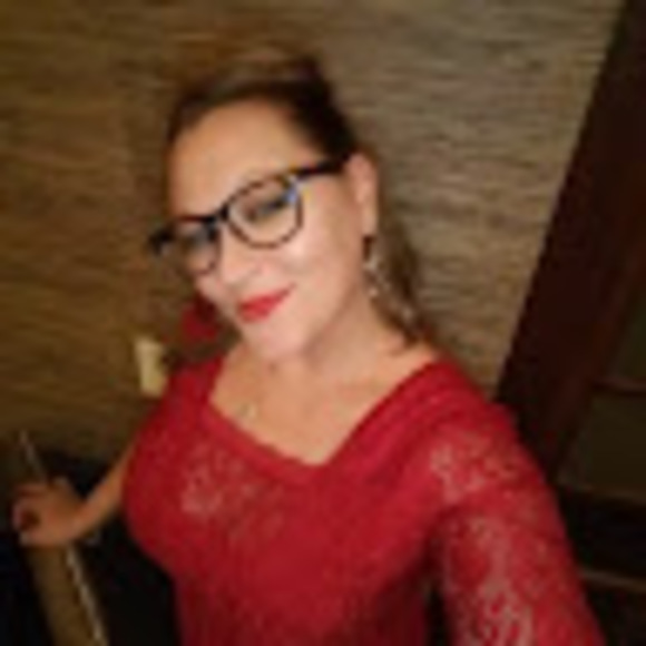 Profile Picture of Amy Ruthven (@emersue23) on Poshmark