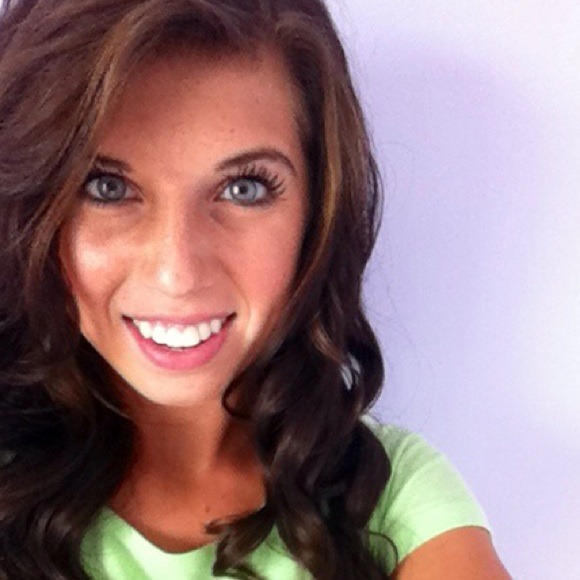 Profile Picture of Loren Marano (@lkmarano) on Poshmark