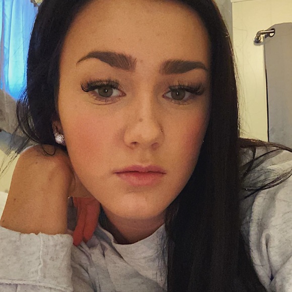 Profile Picture of Hannah Desrochers (@hndesrochers) on Poshmark