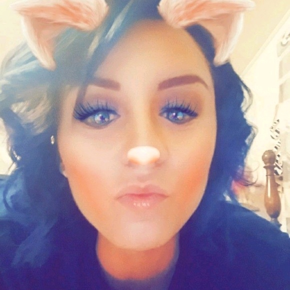 Profile Picture of Sheena Gladmon (@geministorm) on Poshmark