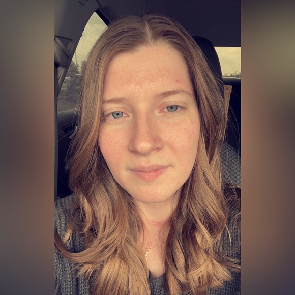 Profile Picture of Lindzy Earp (@lindzyearp) on Poshmark