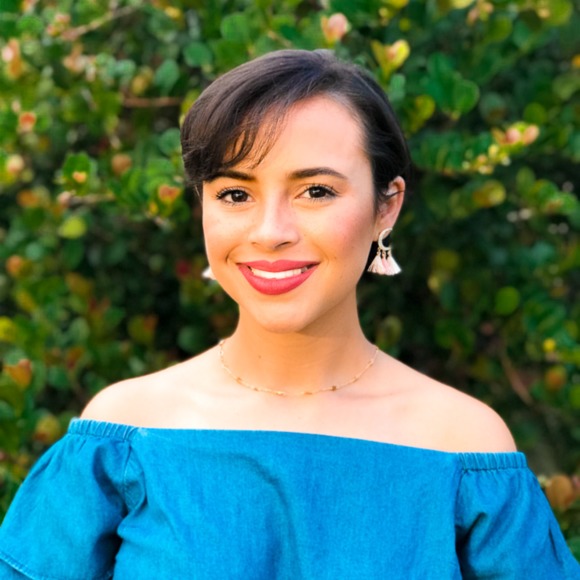 Profile Picture of Aidanna Olmo (@vintageprimrose) on Poshmark