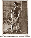 Profile Picture of Leah Kleschnaon Wikipedia