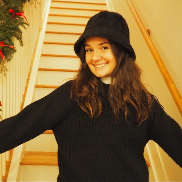 Profile Picture of Lamia Ajanovic (@lamiaajanovic) on Poshmark