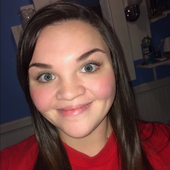 Profile Picture of Cheyenne Vandenbussche (@xcheyenneevx) on Poshmark