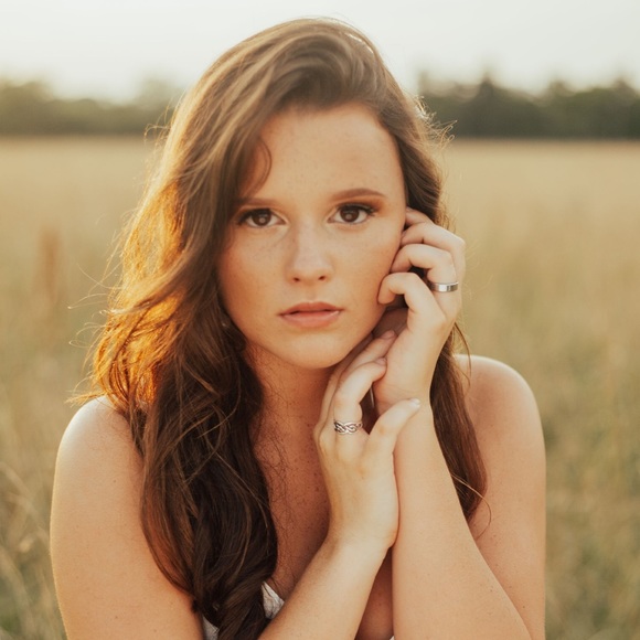 Profile Picture of Shaylyn Abbott (@shaylyn_abbott) on Poshmark