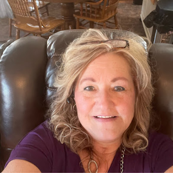Profile Picture of Donna Hall (@donnasdesigns18) on Poshmark