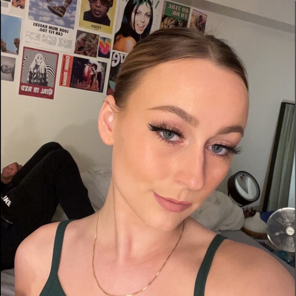 Profile Picture of Samantha Eidsness (@sameidsness) on Poshmark